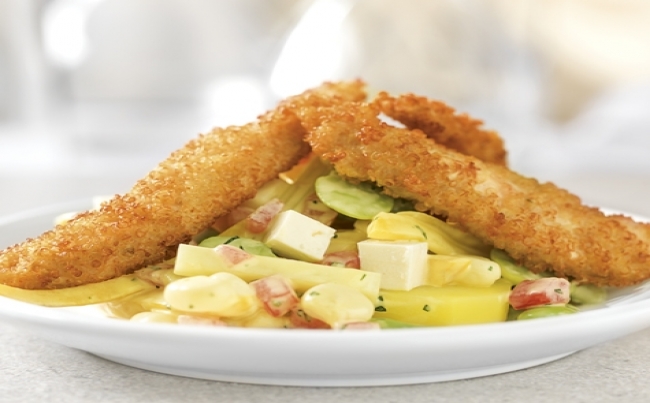 Ensalada andina con pollo en costra de quinua